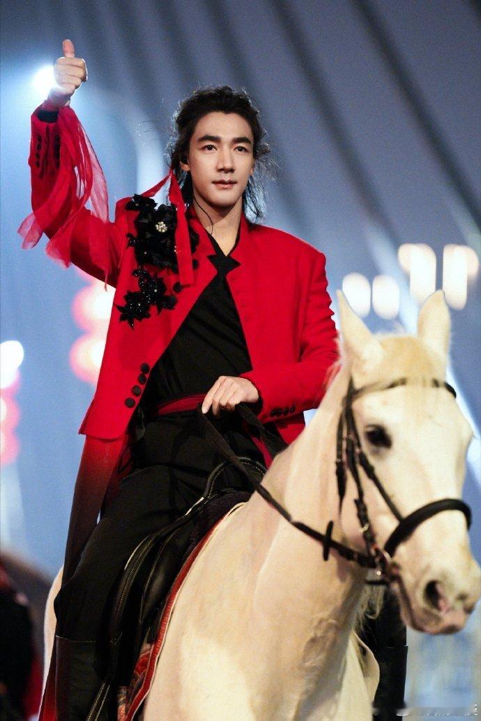 此沙央视春晚怼脸镜头 万万没想到，此沙骑马出场的画面能这么惊艳！央视的怼脸镜头就