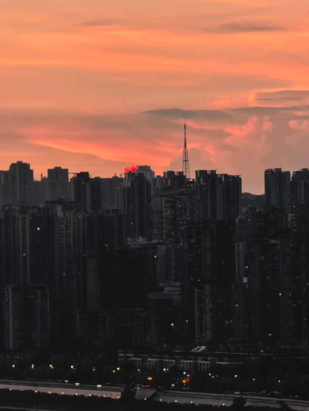 重庆迷人的夜色从夕阳西下时就拉开了帷幕。美爆朋友圈重庆夜景照片，那灯火璀璨的模样