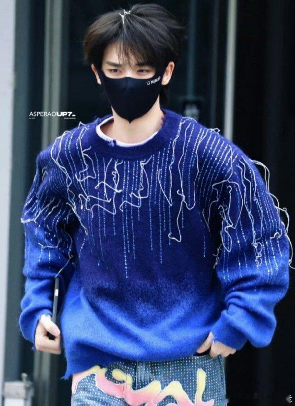 丁程鑫把星空穿在了身上小丁今天是星空本星吧！蓝色渐变毛衣配小跑，活力值直接拉满！