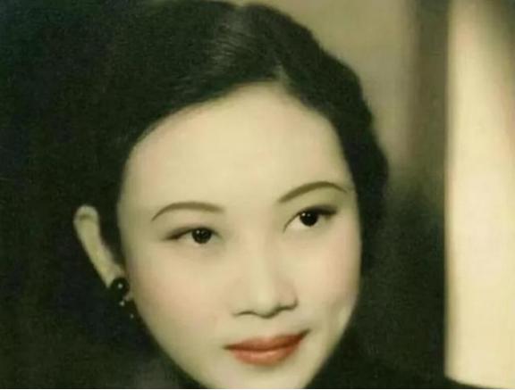 1938年，41岁戴笠借口加班，把秘书余淑衡，带到了卧房。戴笠递给她一杯咖啡：“