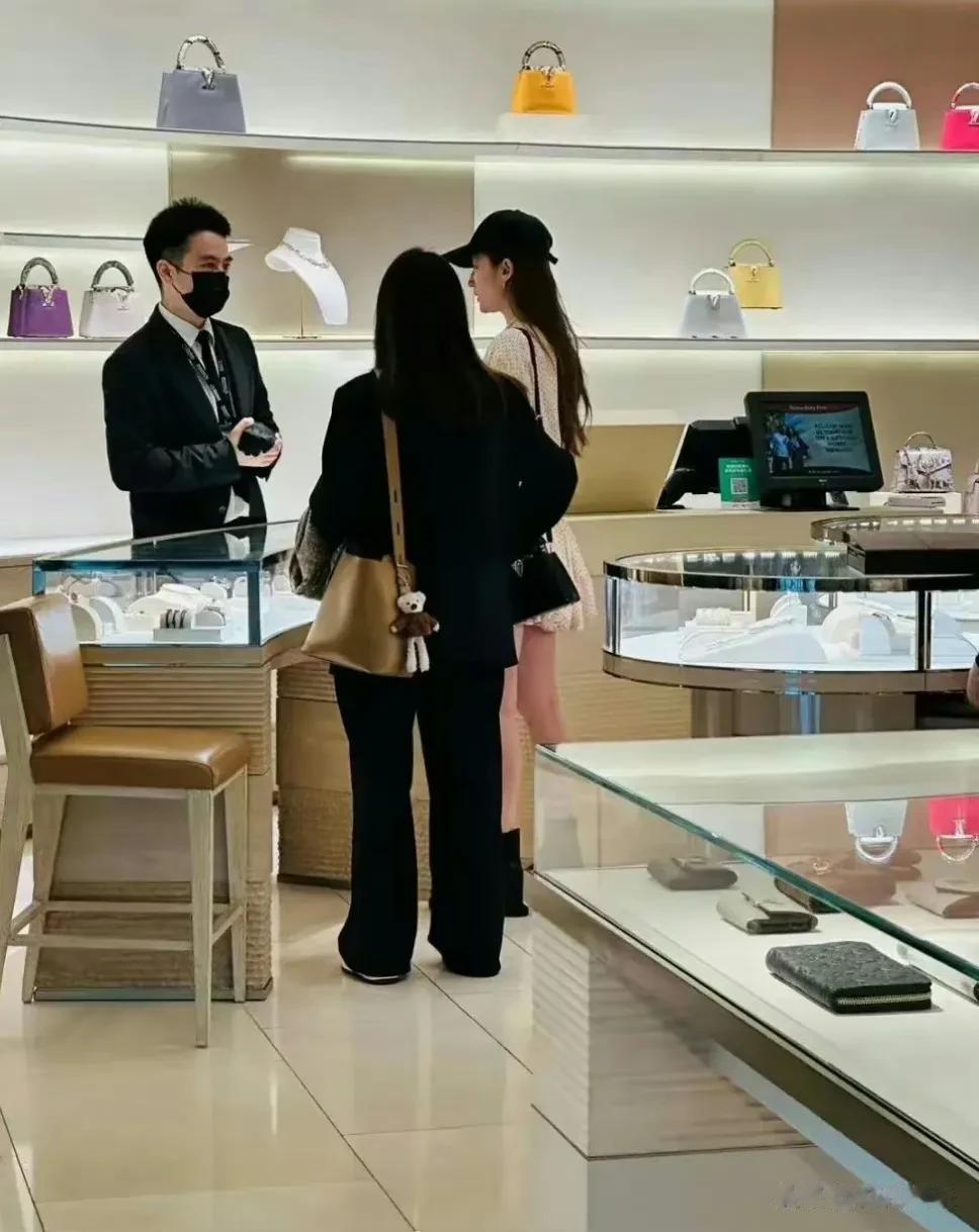 神仙姐姐被网友在迪拜偶遇了

她真的是气质出众啊！[惊喜]

 