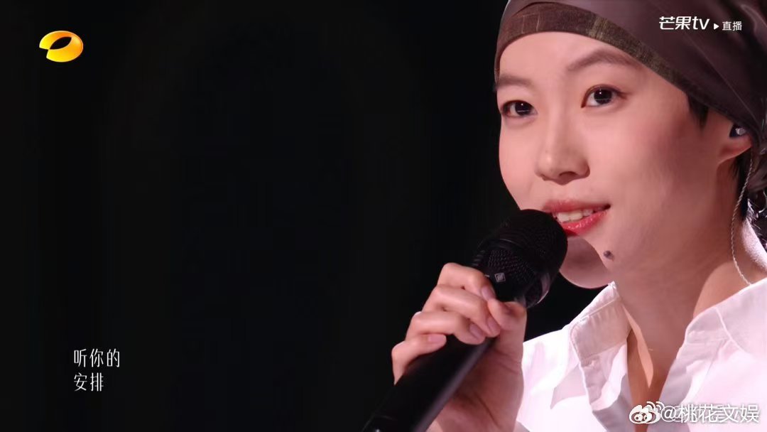 歌手直播窦靖童 好听 谁听完瞬间静了声！歌手直播的舞台上，窦靖童的声线飘出来，《