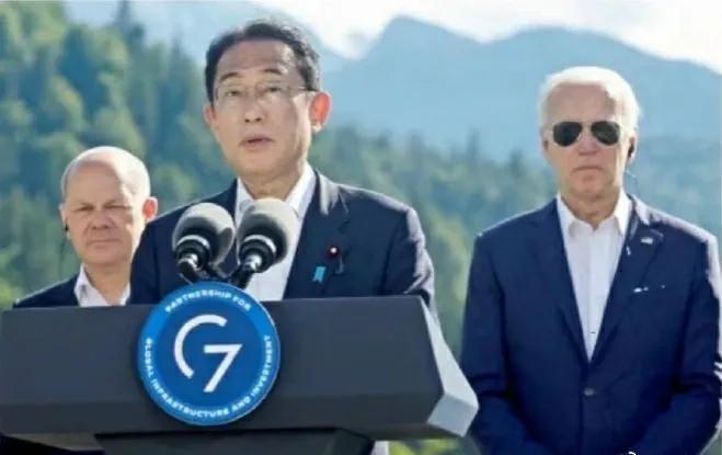 日本网友：岸田首相扳回一局，身后是两名老龄化保镖。