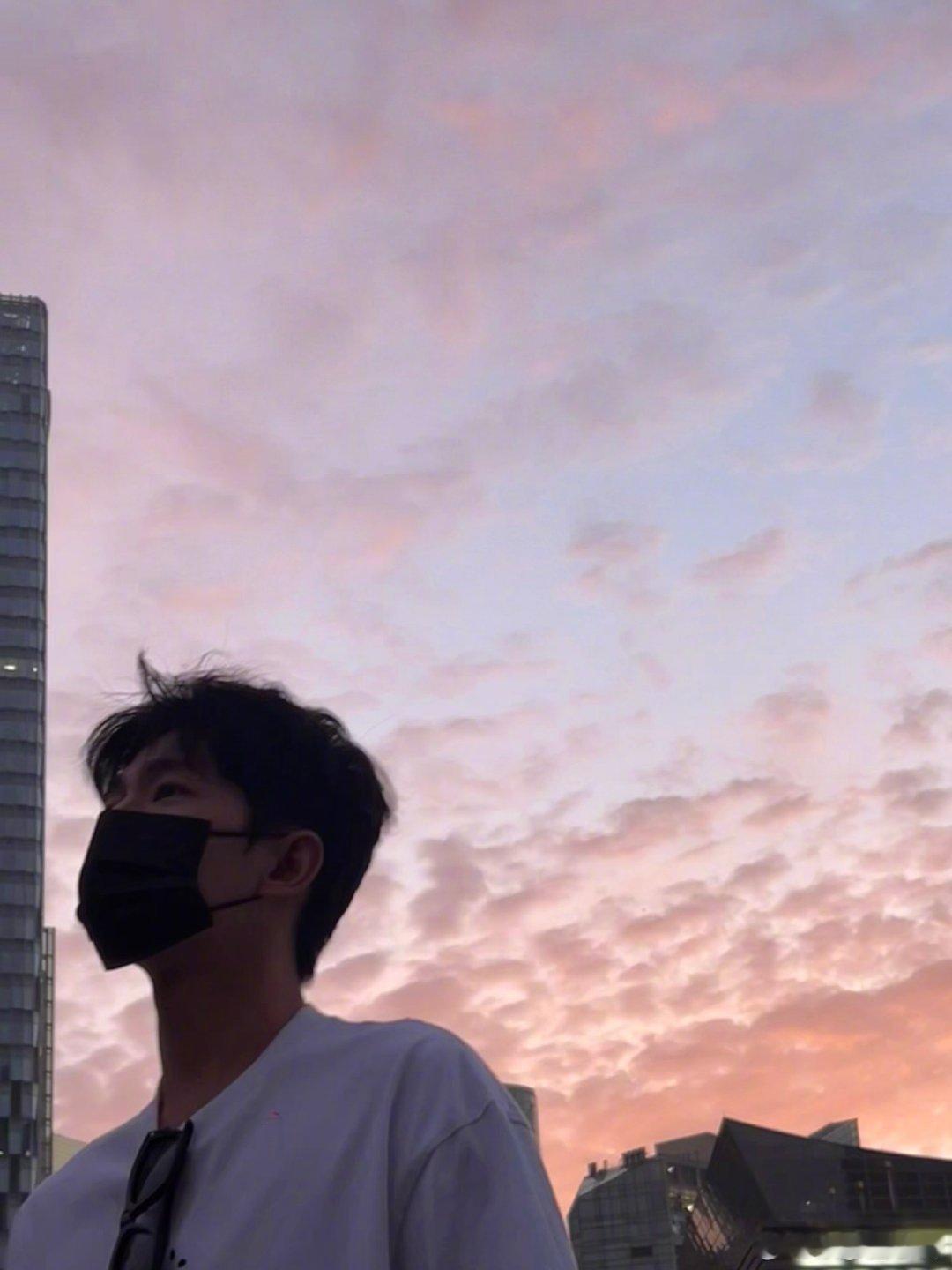 #杨洋车内侧颜##杨洋晒晚霞# 杨洋晒晚霞照，车内侧颜超绝！#檀健次回复中国海洋