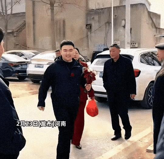 河南周口一场订婚近日被短视频刷屏,视频源自@大象新闻,画面里小伙拎着几大包礼盒稳