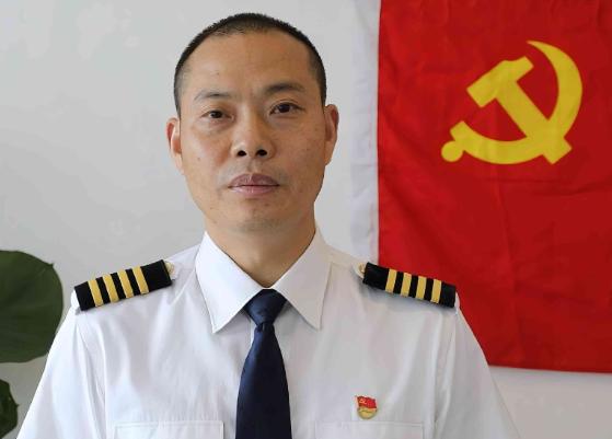 英雄机长刘传健被川航奖励500万人民币，谁知，他的妻子邹涵却没有任何高兴的表情，