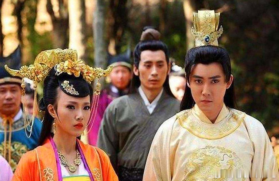 历史 1393 年，蜀王朱椿用早膳时，听闻朱元璋赐礼到。他与王妃起身前往前院迎请