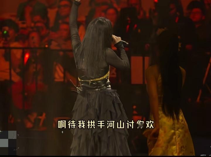 拱手河山讨你欢，这句词我实在不能理解，到底谁有这种魄力？
李丽芬老师的歌，太大气