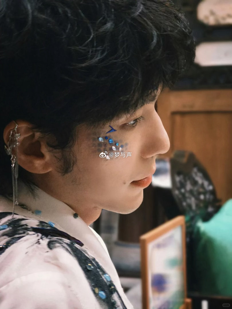 白宇一副眼镜两个daddy白宇还需要人帮他扶眼镜吗 从开推到冬去春来，白宇的眼镜