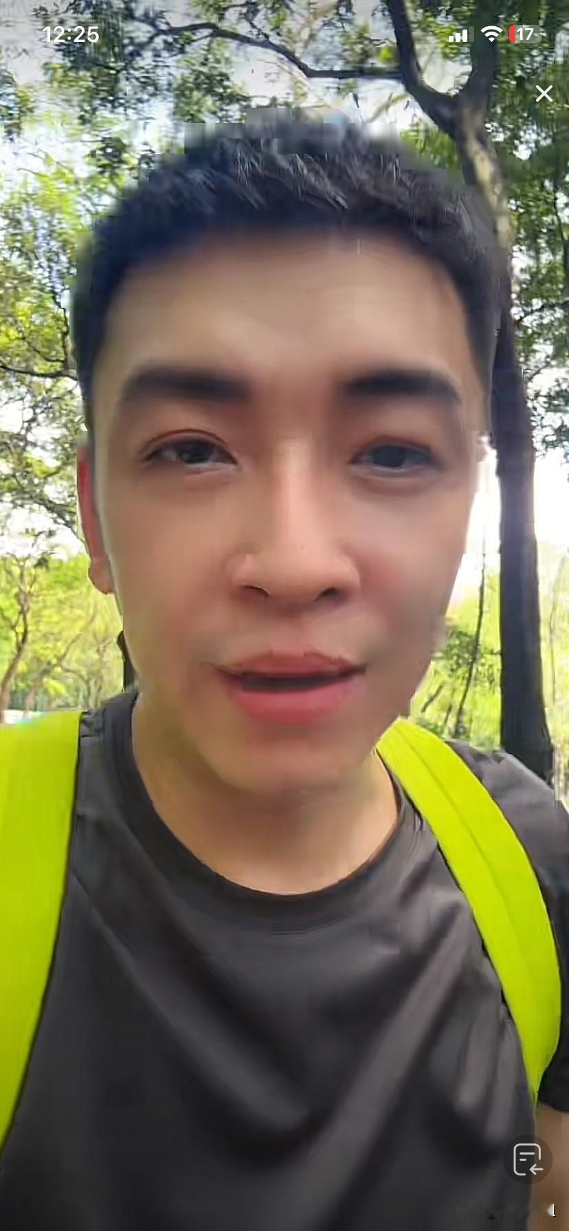 今天马品同终于离开那个直播的小屋，走出来，到户外直播了！
直播间一下子热闹起来，