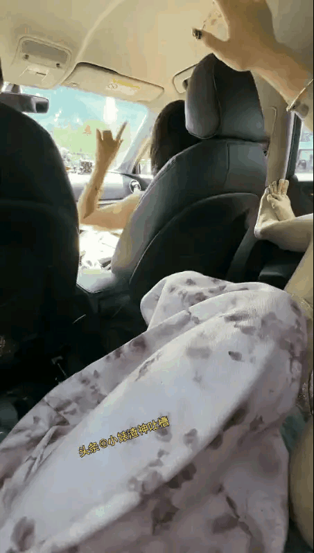 商务车坐着就是舒服，后面还可以躺着，男人都喜欢，开着就是舒服，也便于开累了躺着休