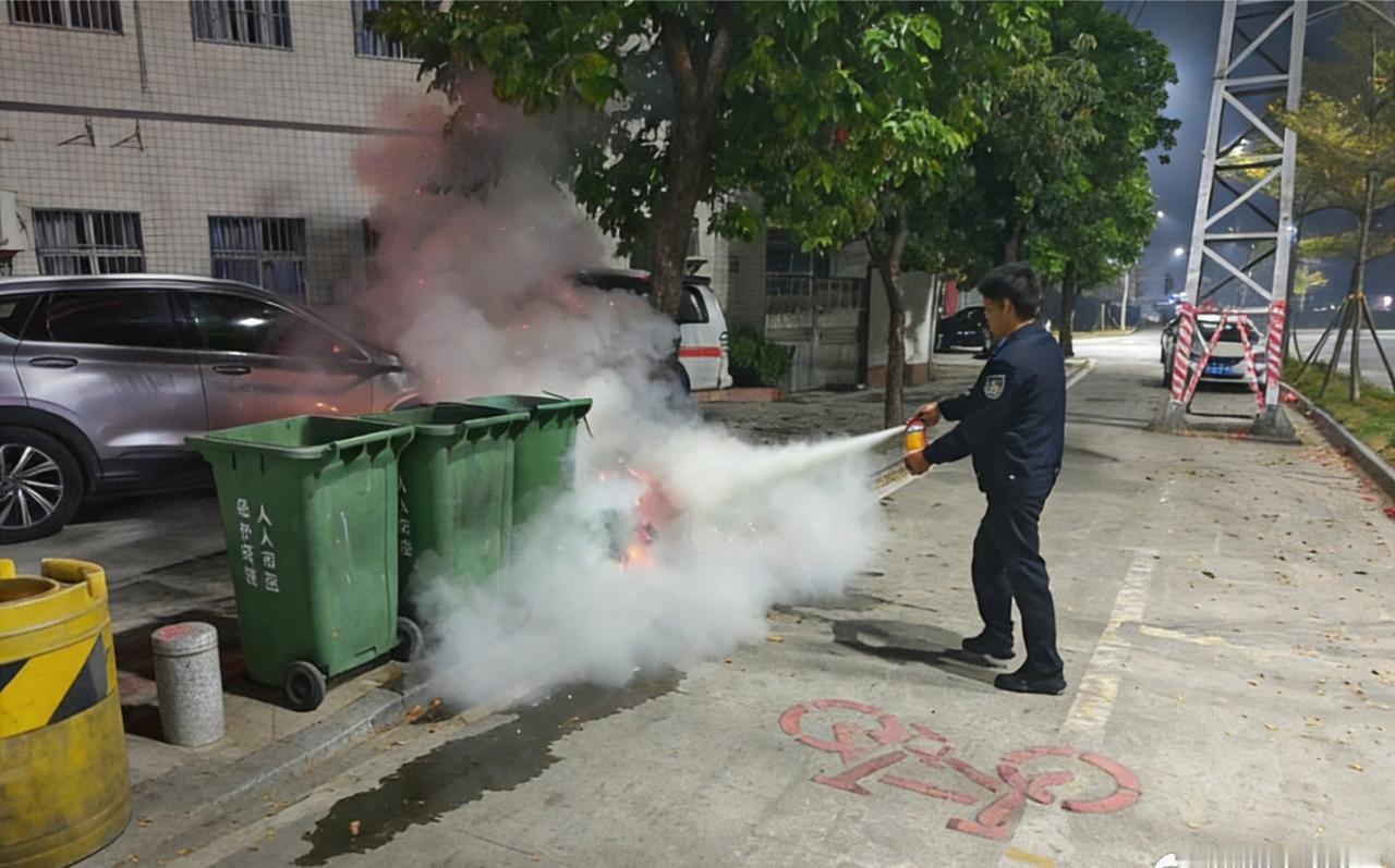 【交警除夕夜间巡逻偶遇火情紧急处置】
    2月16日除夕当晚22时许，博罗公