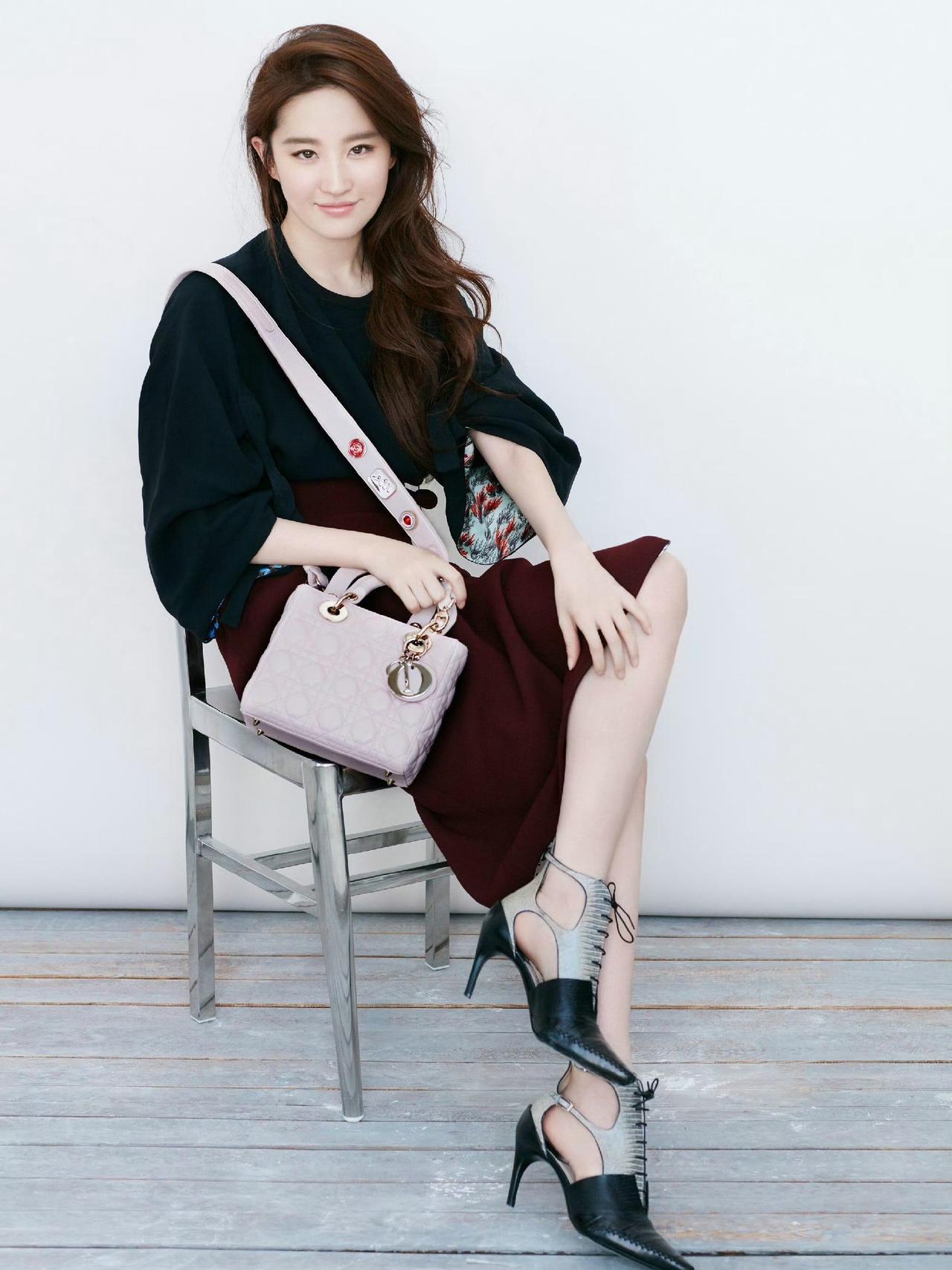 从容淡然，优雅又真诚，有作品有美貌！请你用一句话来形容刘亦菲