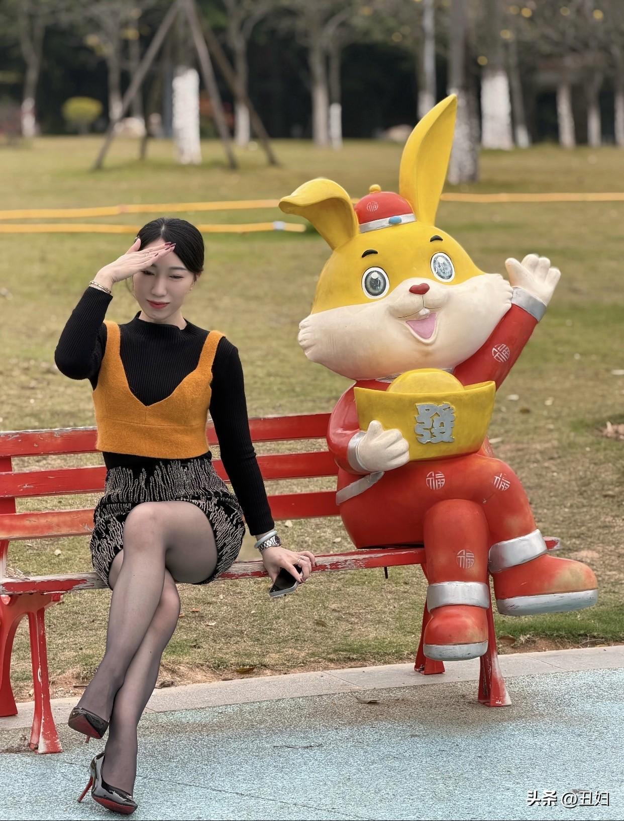 公园红椅，与萌兔共度美好时光，一个人公园散步之后的时光里，我和这只萌兔就这么相伴