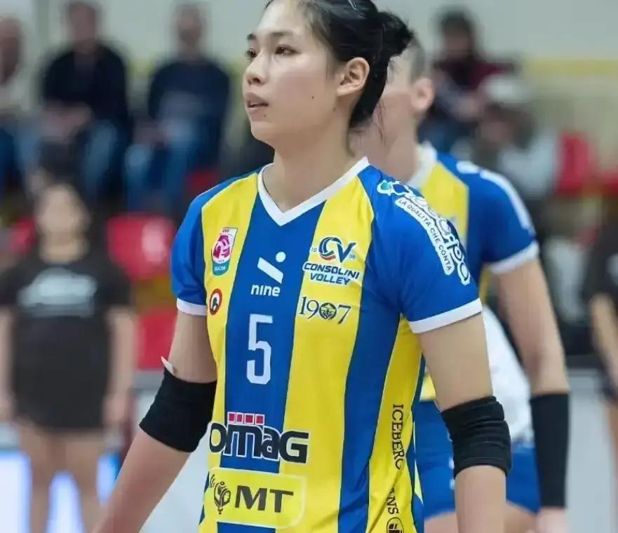 别再说中国主攻打不了意甲了。这个21岁的姑娘，只用半个赛季，就让意大利的评论员把