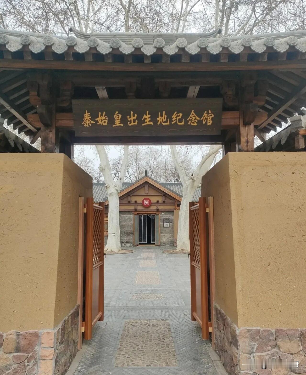 秦始皇嬴政生于赵国邯郸，其父子楚早年在赵为质。富商吕不韦看中其潜力，倾力相助子楚