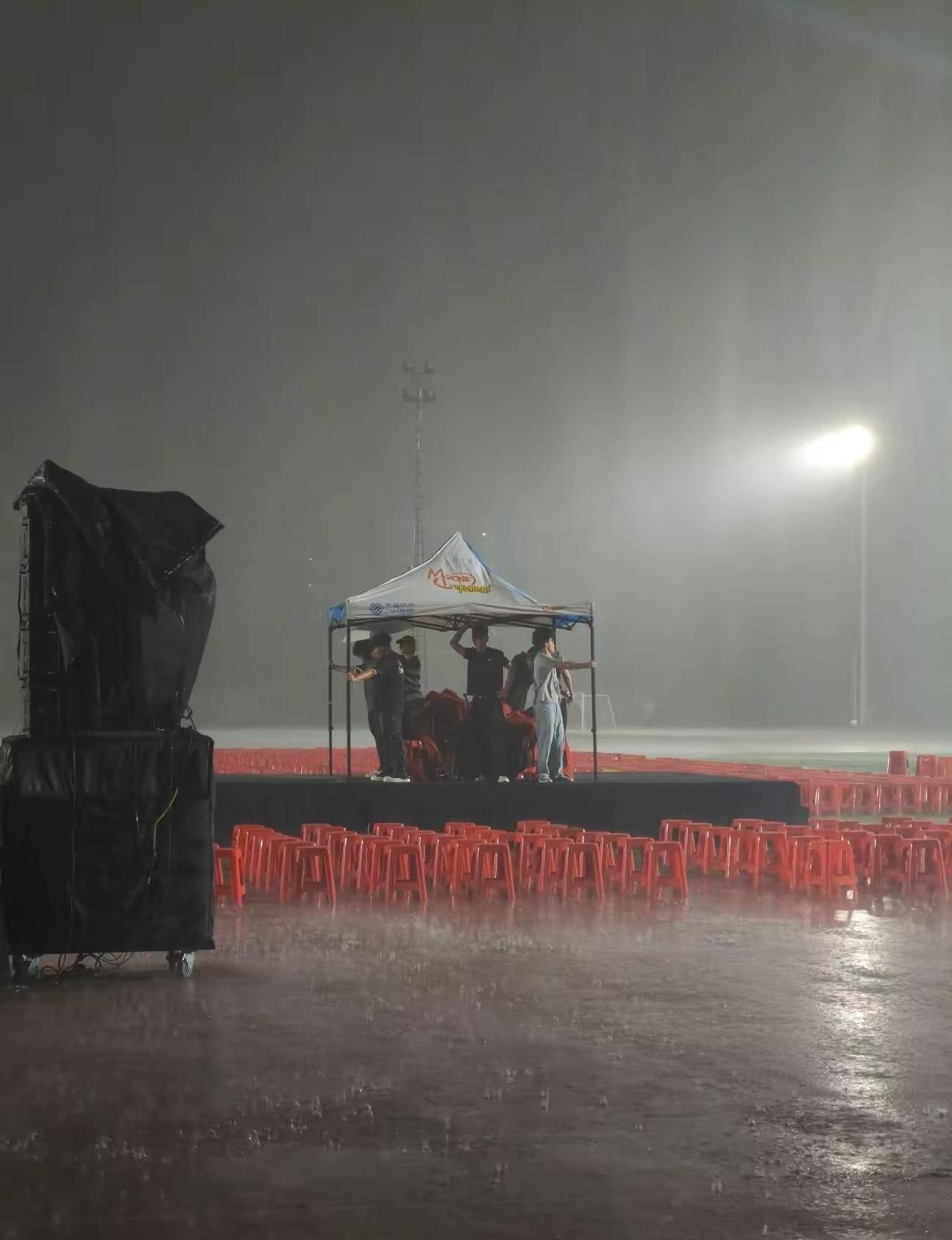 石家庄你疯了。 下雨 天漏了