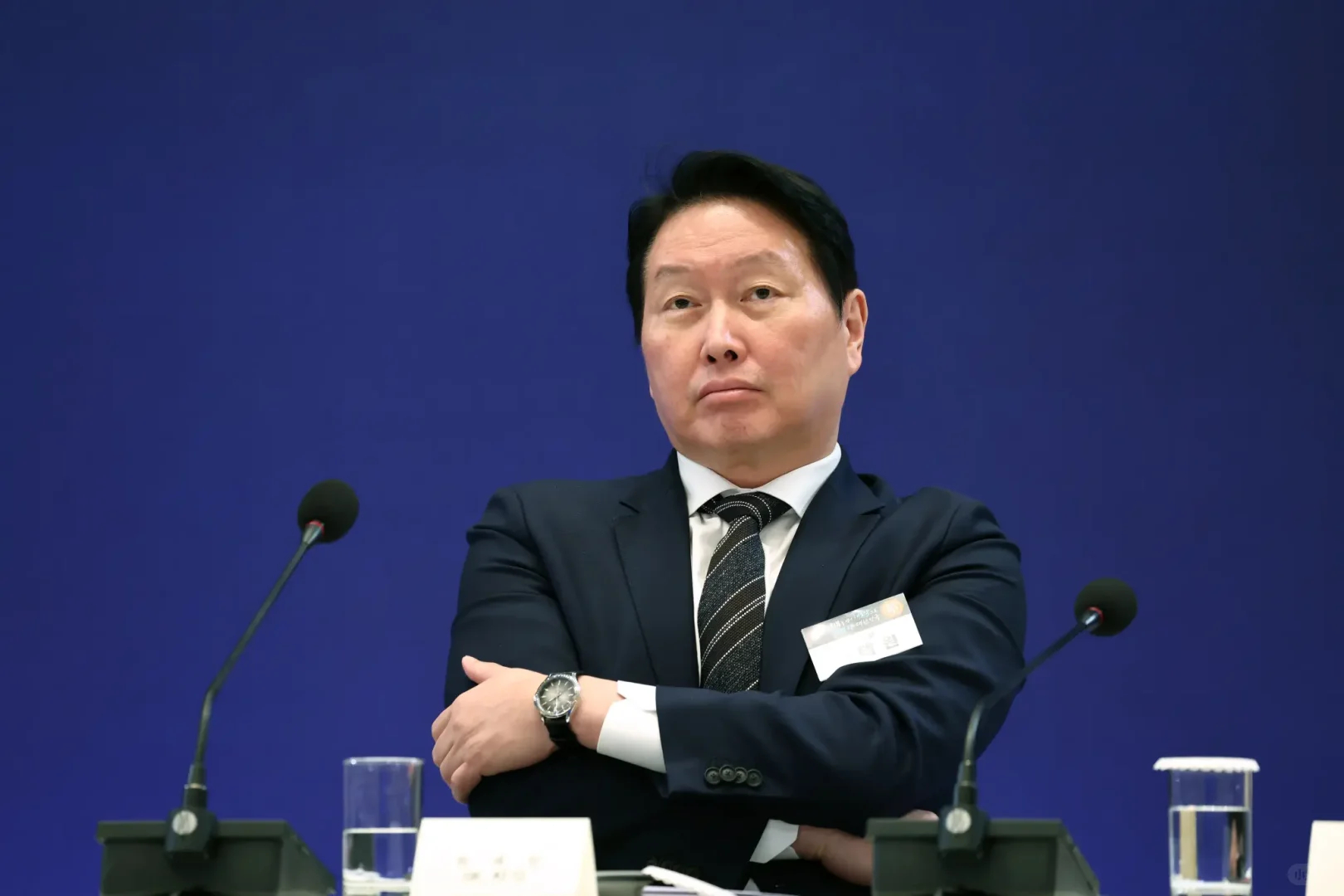 韩国史上最贵离婚案判了SK集团会长崔泰源，65岁。他的前妻卢素英（图2）——韩国