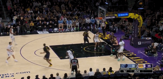 尴尬！老詹难得扔个压哨还没冒了！
在今天NBA常规赛湖人对阵灰熊的第一节比赛末，