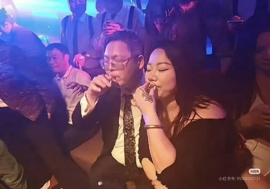 向太不满向佑恋情称绝不认这种儿媳这是向佑和女朋友吗？ 