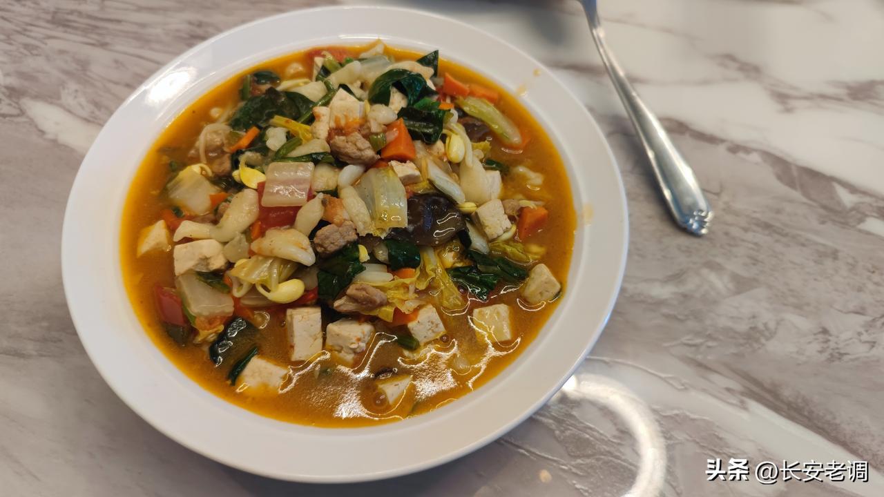 陕西人的日常，我家中午的烩麻食，菜比麻食多，外加自己做的岐山肉臊子。