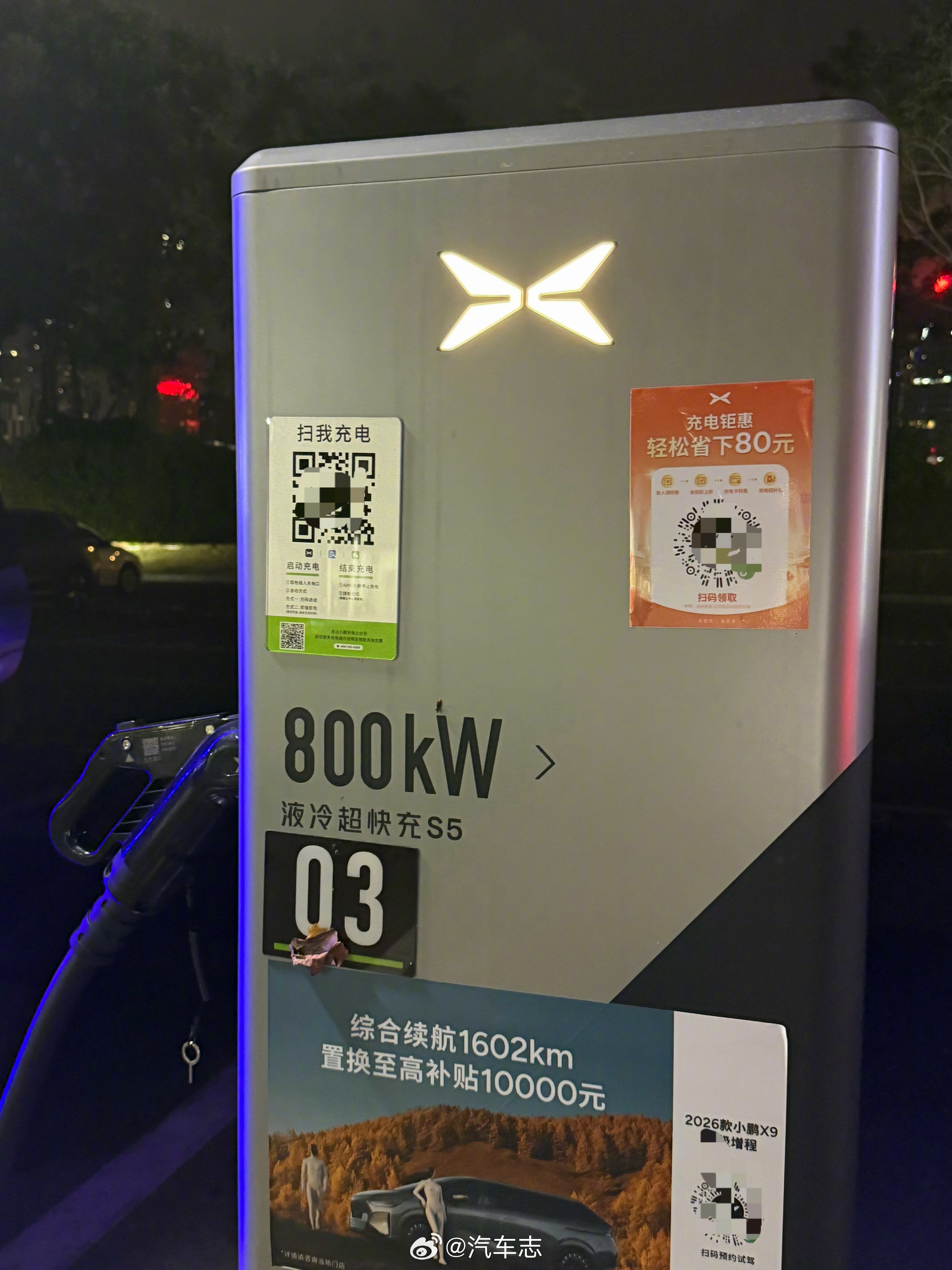 新停车场，基本集齐市面上主流大功率充电桩，特斯拉V4、极氪V4兆瓦、理想全5C、