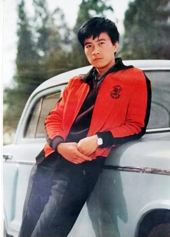 那时，年轻的演员周里京斜倚在一辆小轿车拍照感觉挺酷。八九十年代小轿车还很少，好一