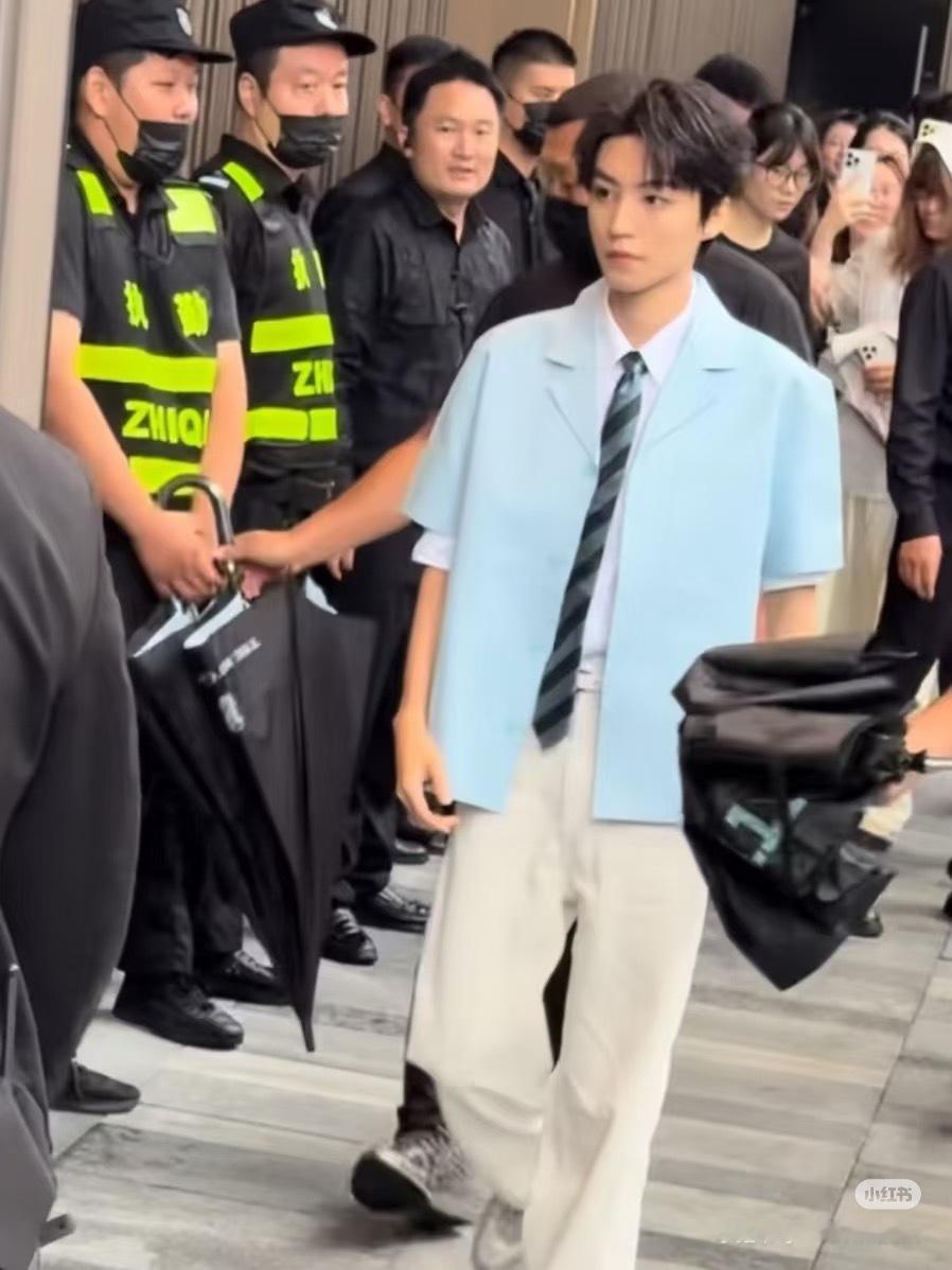 王俊凯CL王俊凯穿这套好清爽干净  这个下颚线绝了[给你小心心][给你小心心][