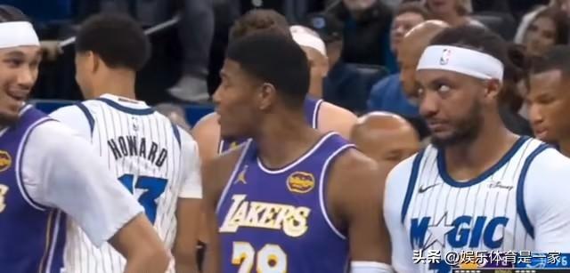 东契奇“偷听”战术被当场抓包：这又不是暂停！😂
3月23日，湖人主场105-1