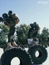 阿富汗塔利班武装组织的特种部队士兵，脚踩正在转动的轮胎，背着作战要用的行囊，双手