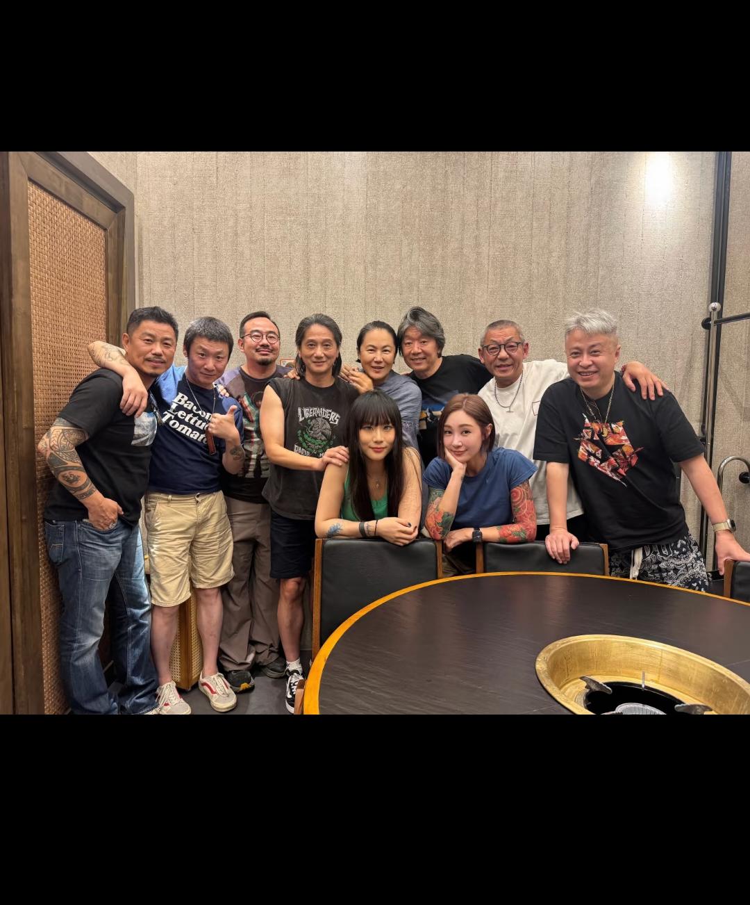窦唯前妻生日会的照片！
就看她前婆婆一直住在王菲的别墅里的，她的前小姑子也会帮王