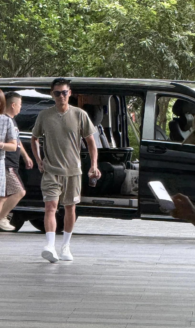 林丹被偶遇，
说实话这颜值气质胜过那些顶流，男人味爆棚啊！