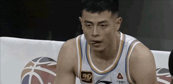 陈盈骏一开场就伤退了，这事儿可真让人没想到。没了陈盈骏，北京男篮就像丢了魂一样，
