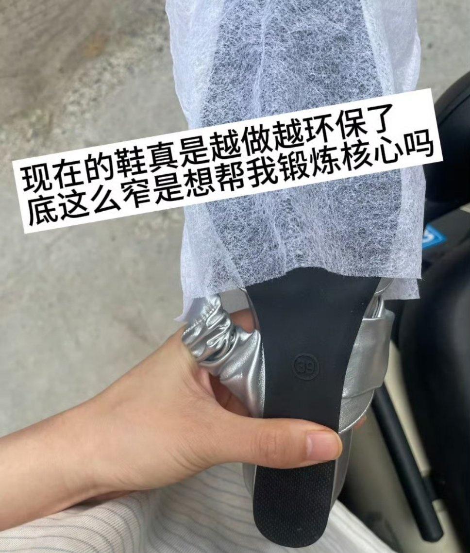 长时间挤压前掌，脚趾被迫挤在一起，很容易出现拇外翻，大脚趾根部逐渐向外凸起，不仅