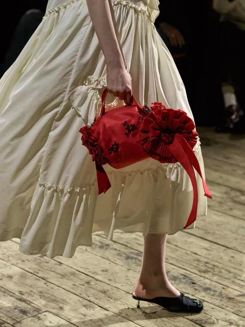 直击时尚幕后时装周米兰时装周 Simone Rocha 2026秋冬大秀，把爱尔