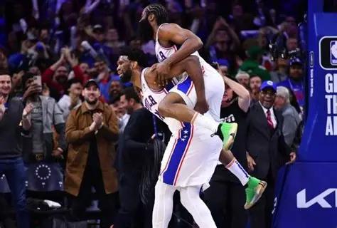 看NBA上咪咕视频，恩比德谈到詹姆斯时表示“我和老詹看待比赛的思路是一致的。”