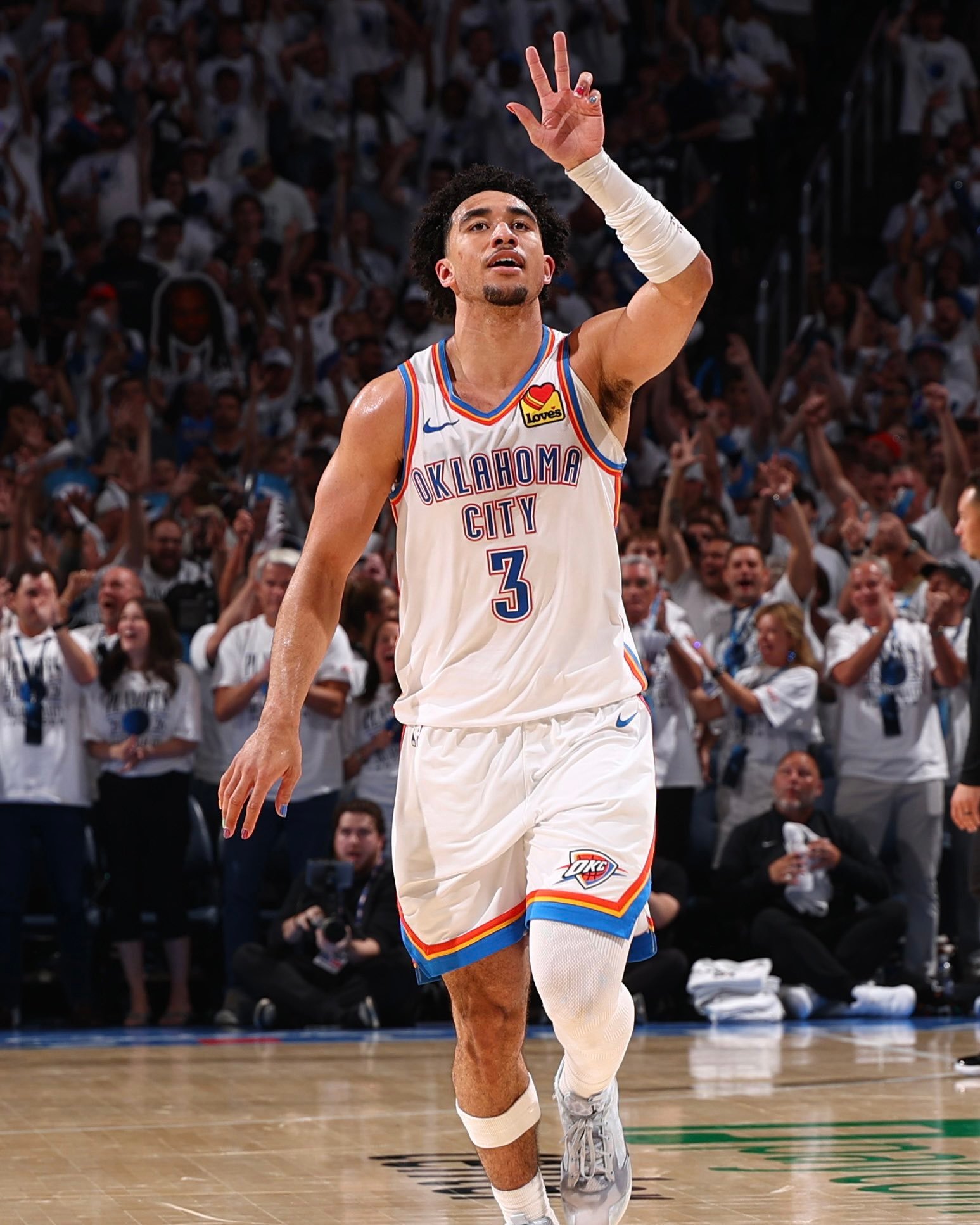 NBA 马刺vs雷霆 超话评分 麦凯恩-我的评分：麦凯恩19投7中，三分9中3，