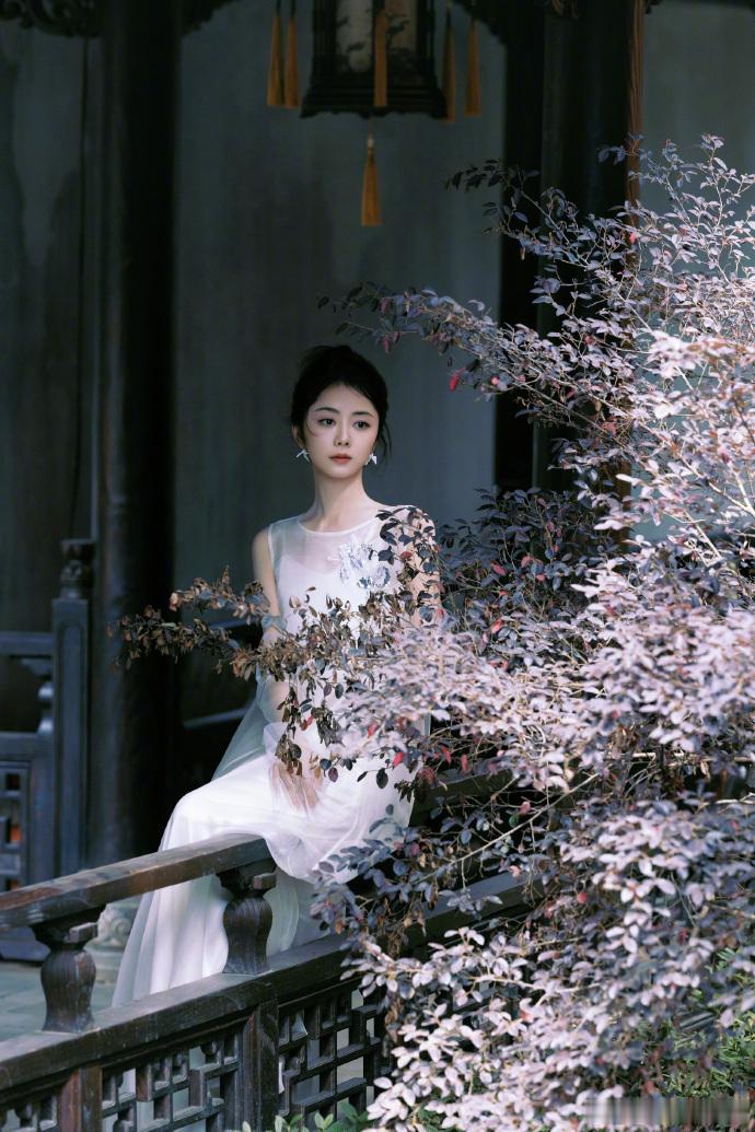 谭松韵仙女裙 谭松韵白色仙女裙太好看太温柔了吧，简直就是我们的人间白月光！白色的