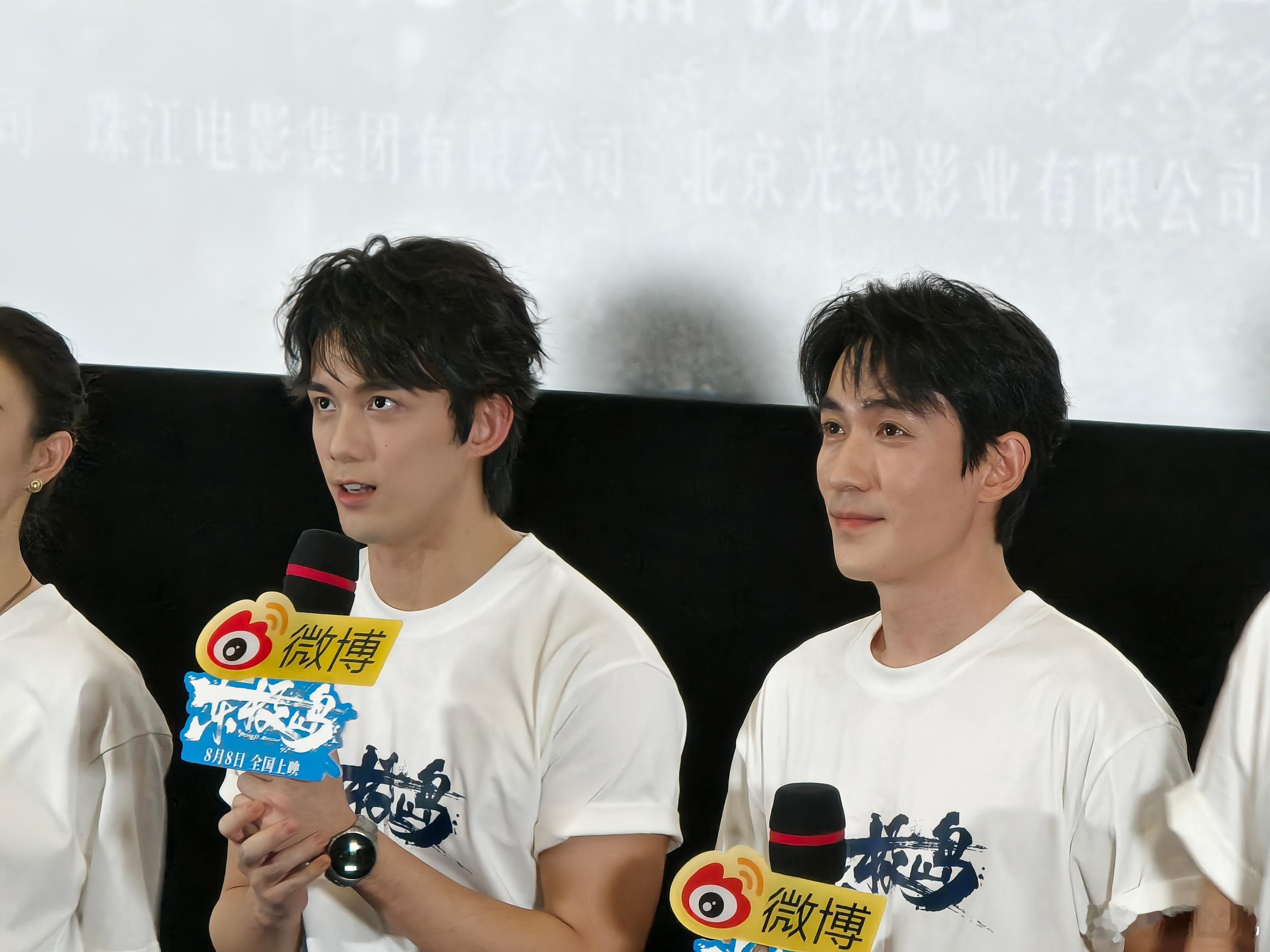 电影东极岛口碑电影东极岛北京首映礼 典型的迎难而上的创作，题材改编有难度，水下拍