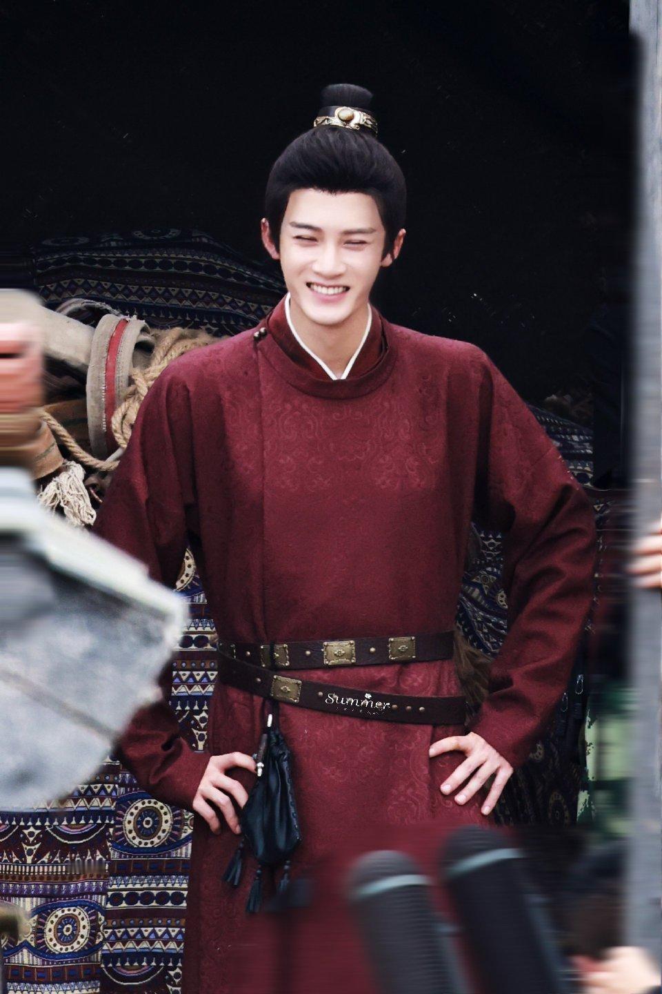 #檀健次[超话]#四方馆真的很好看啊，红衣服的檀健次也很帅气，一起来看～ ​​​