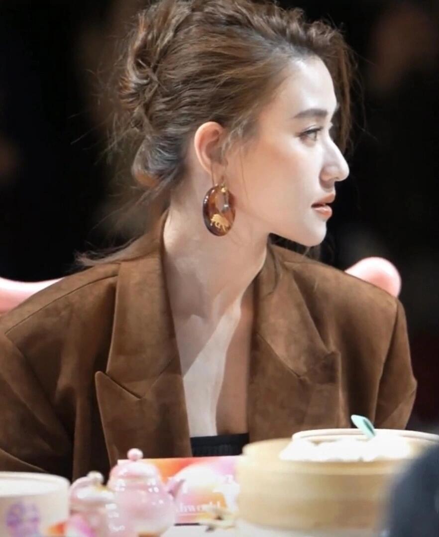 何超莲愚人节复仇摇何超莲cha复仇摇愚人节刷到何超莲的复仇摇，瞬间被治愈。没有需