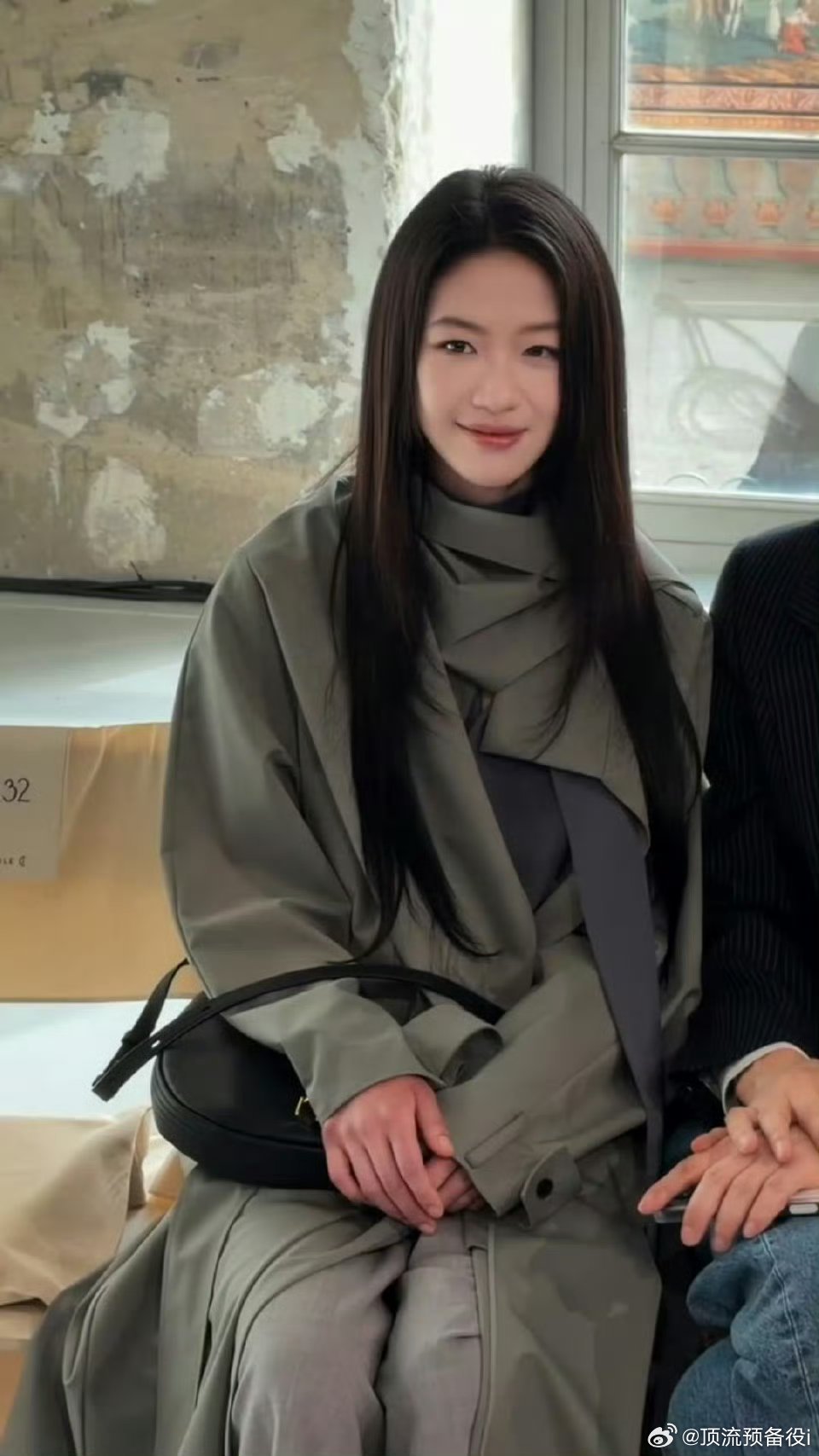 向涵之看秀造型完全女神来的，我疯狂存图。这次巴黎时装周的造型高级感满满，时尚感也