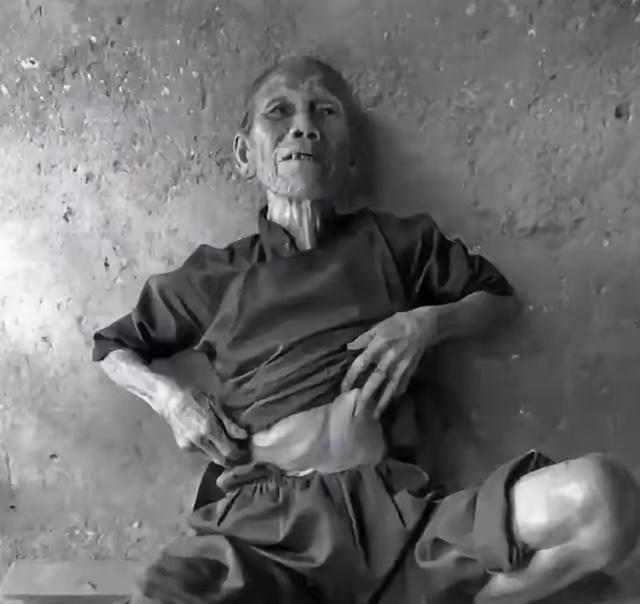 1937年12月，南京中华门外的逃难队伍像一条垂死的长蛇。
19岁的金陵女子文