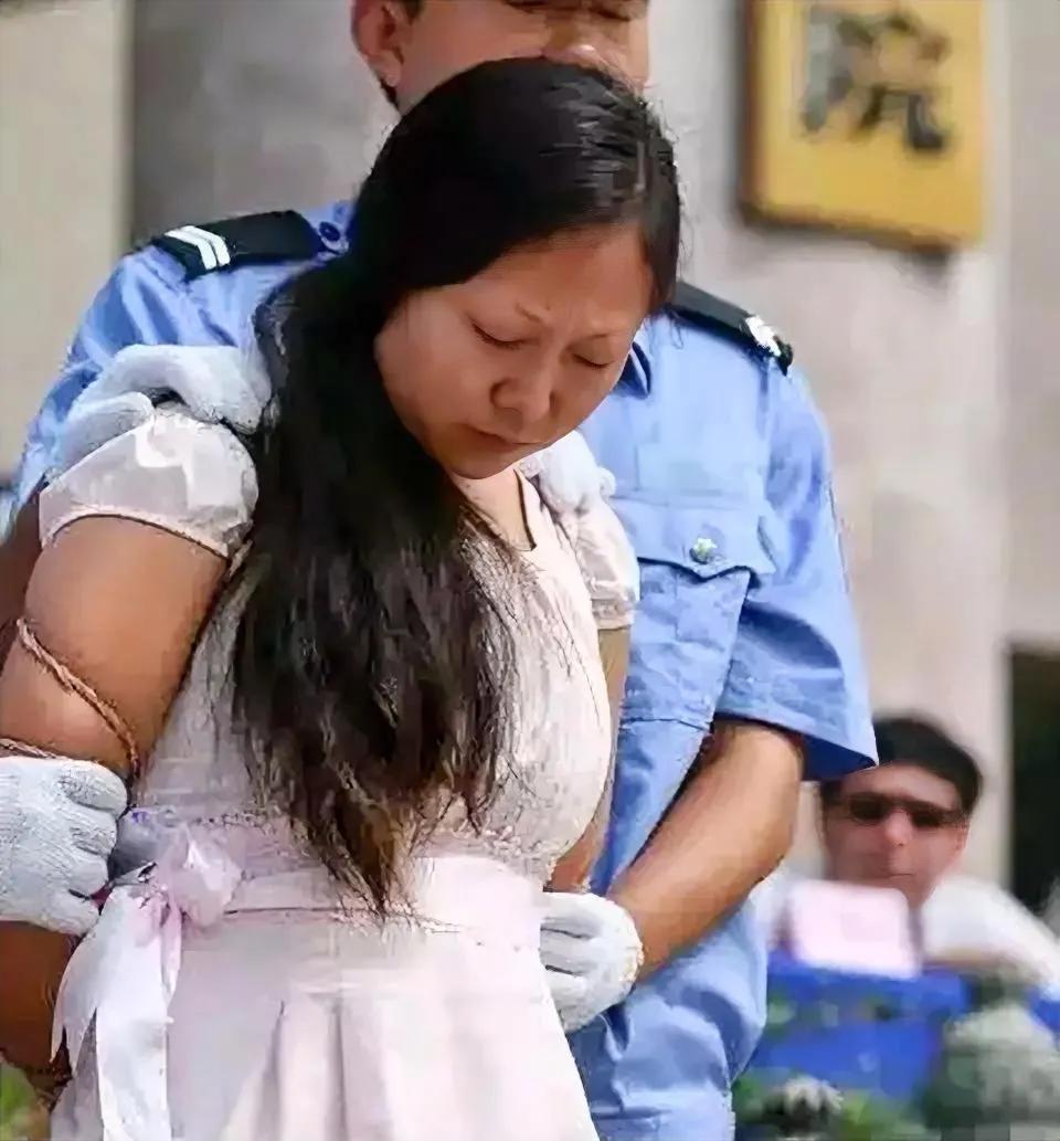 2009年，海南三亚，公审大会的现场，韩峰就要被押赴刑场执行死刑了，在临刑前的时
