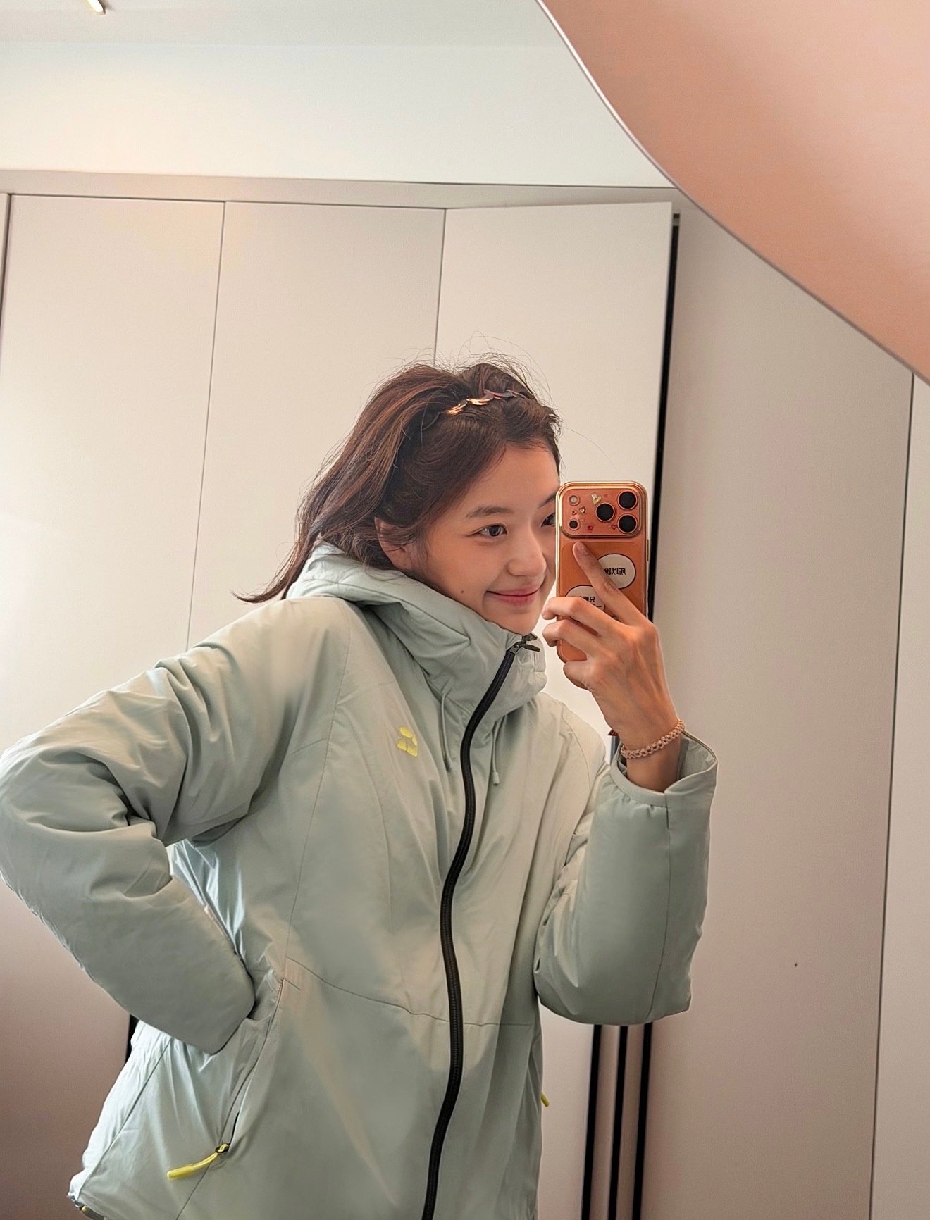 本来我觉得西泠杏花的粉色和半城入紫的紫色最好看，我自留的粉色。尚之桃这么一穿，突