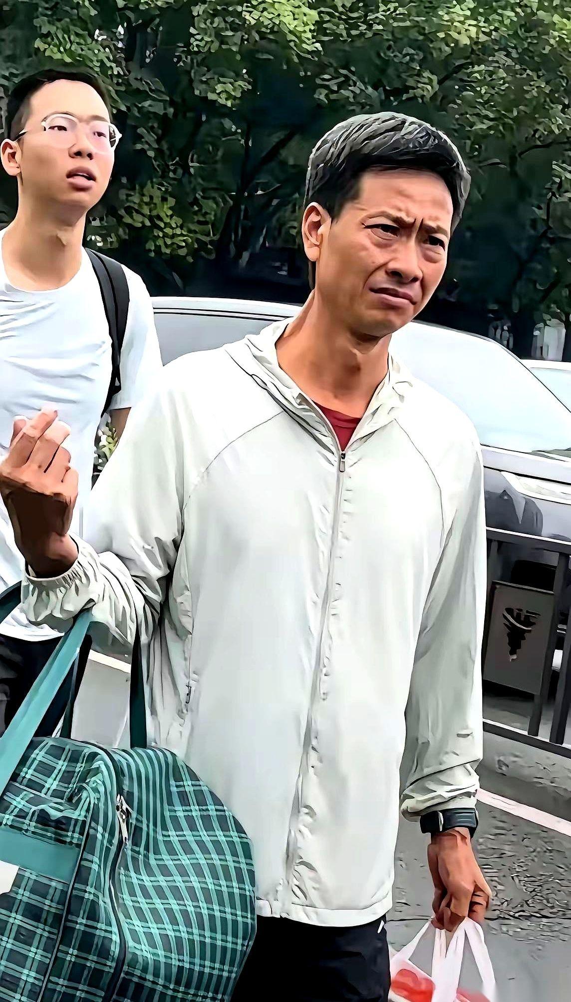 浙大紫金港的开学现场，名车扎堆，满眼都是崭新的名牌拉杆箱。
但在这一地光鲜的“松