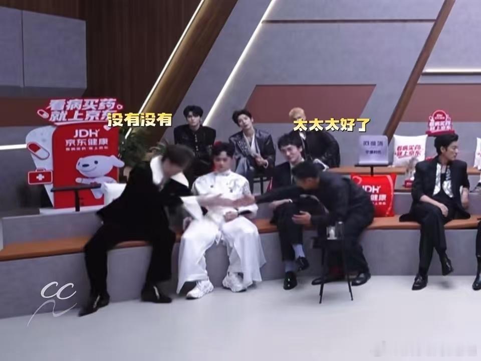 余文乐披哥拒绝唱跳 想看阿云嘎和颜安姚琛组队，这组合跳起来画面太美。披荆斩棘的哥