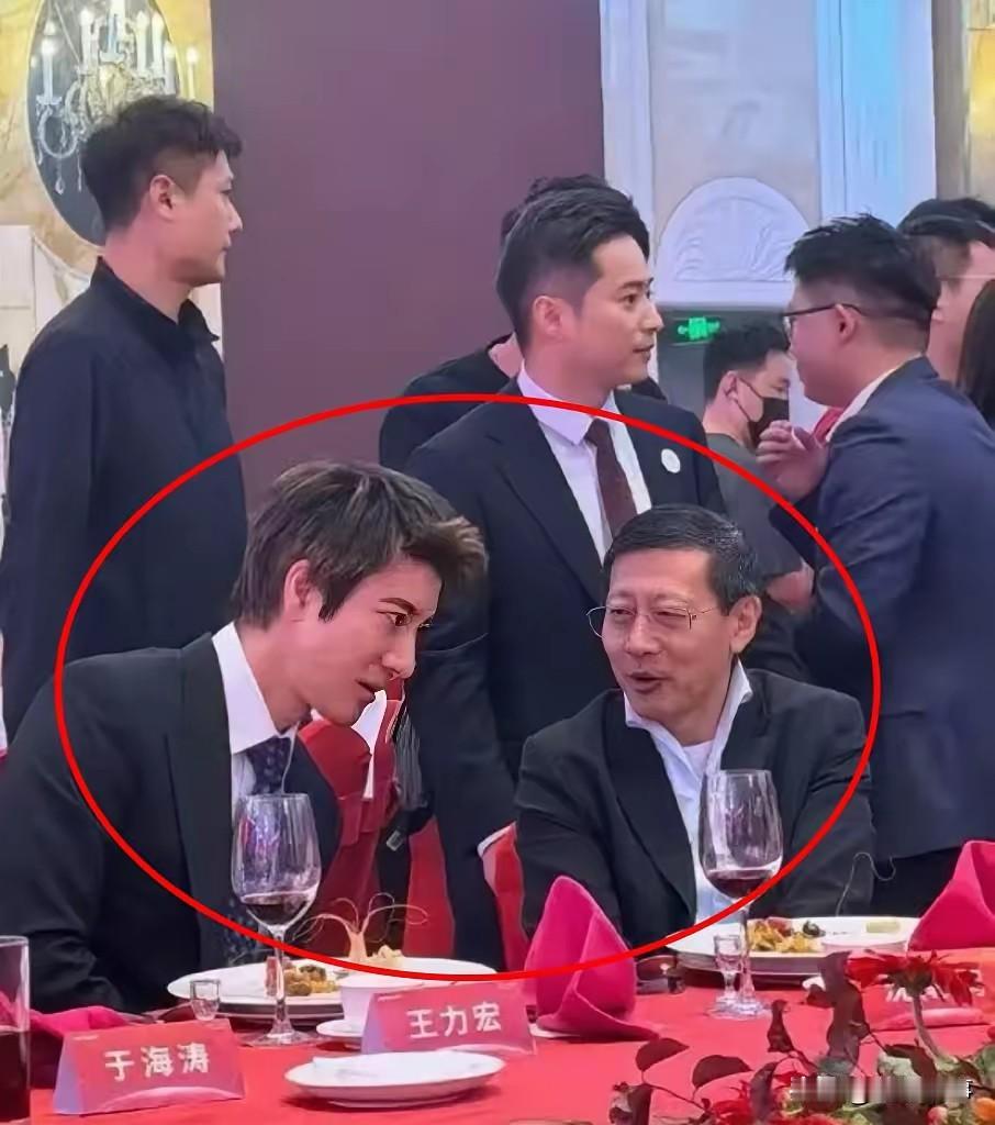 王力宏坐进了宇树科技上市答谢宴的1号桌。

不是因为他突然转行做投资人，也不是他