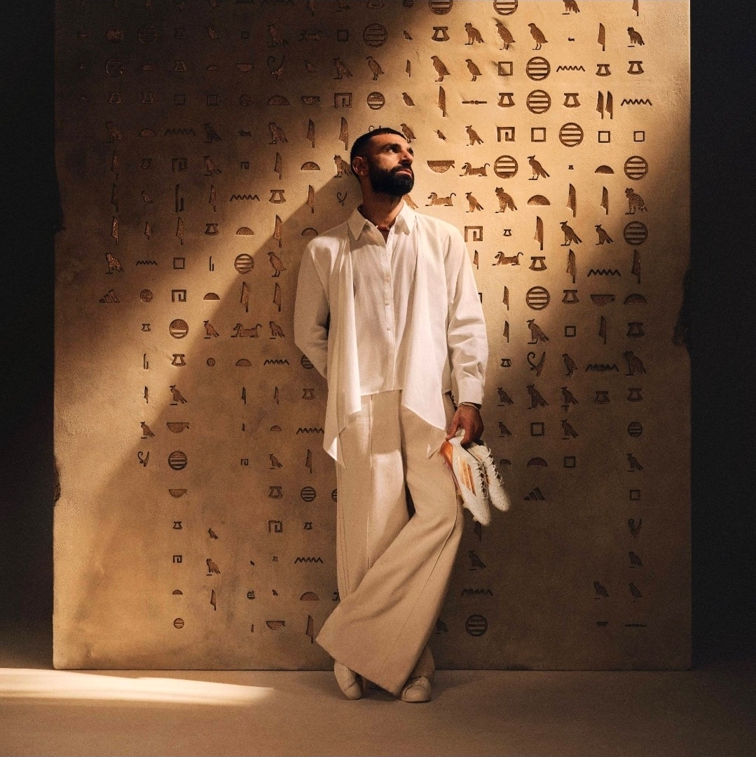 阿迪发布萨拉赫白金配色签名球鞋，题名“埃及国王”阿迪达斯为埃及球星萨拉赫发布了新