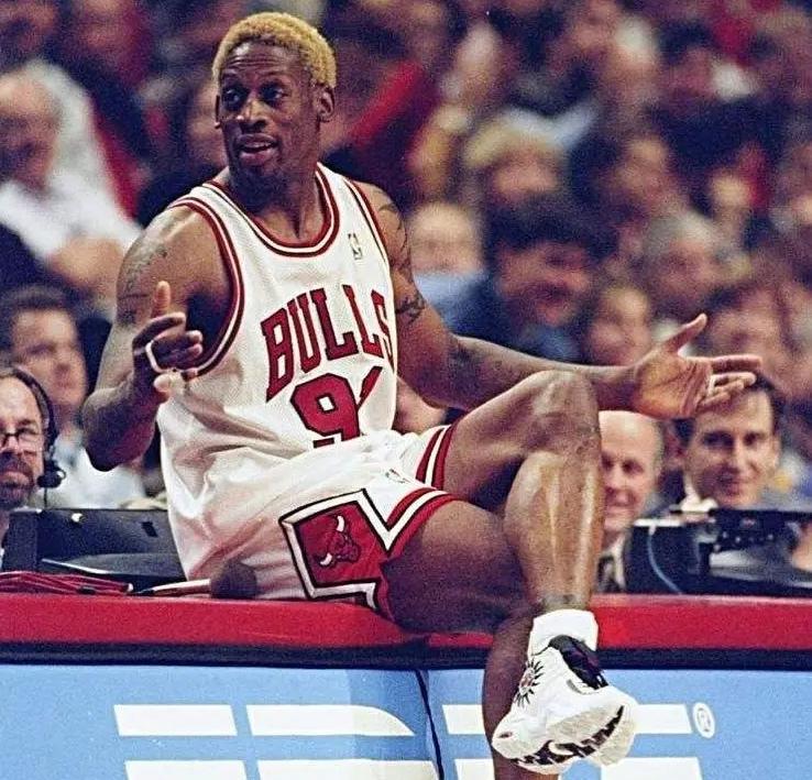 罗斯球衣退役，最生气的一定是罗德曼，肺都要气炸了：凭什么罗斯可以，我不行。
罗斯